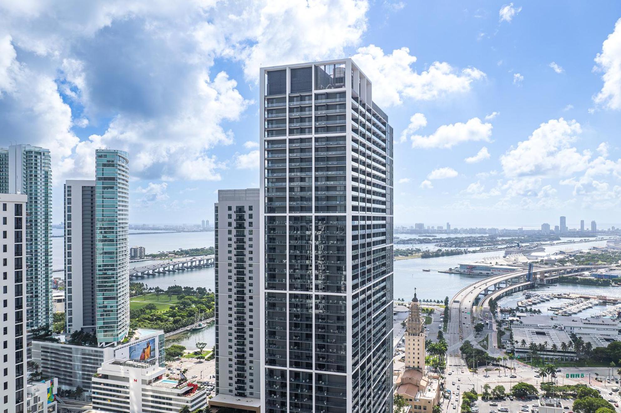 Two Bedroom With Luxurious Amenities Across From Kaseya Center- Daily Fee And Parking Not Included Miami