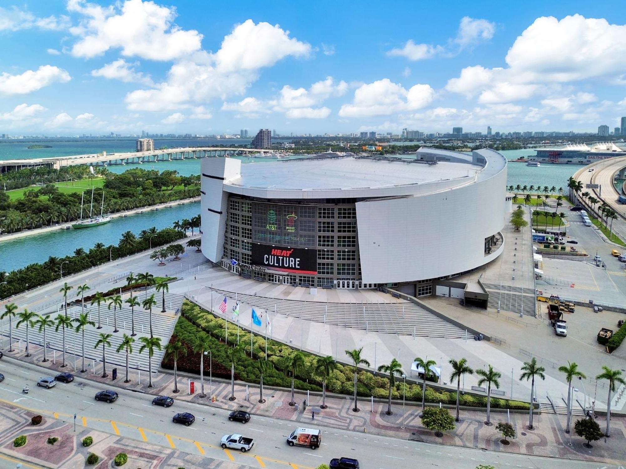 Apartment Two Bedroom With Luxurious Amenities Across From Kaseya Center- Daily Fee And Parking Not Included Miami