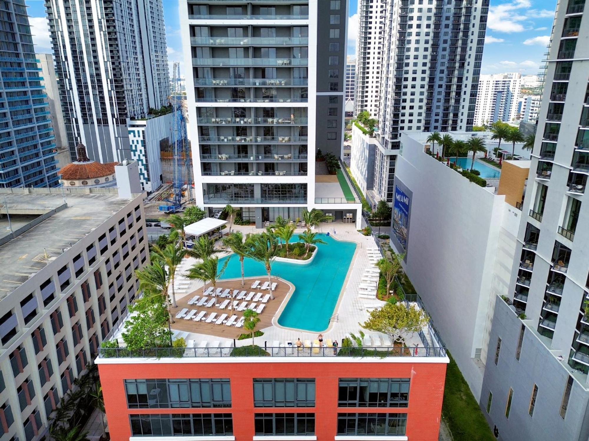 Two Bedroom With Luxurious Amenities Across From Kaseya Center- Daily Fee And Parking Not Included Apartment