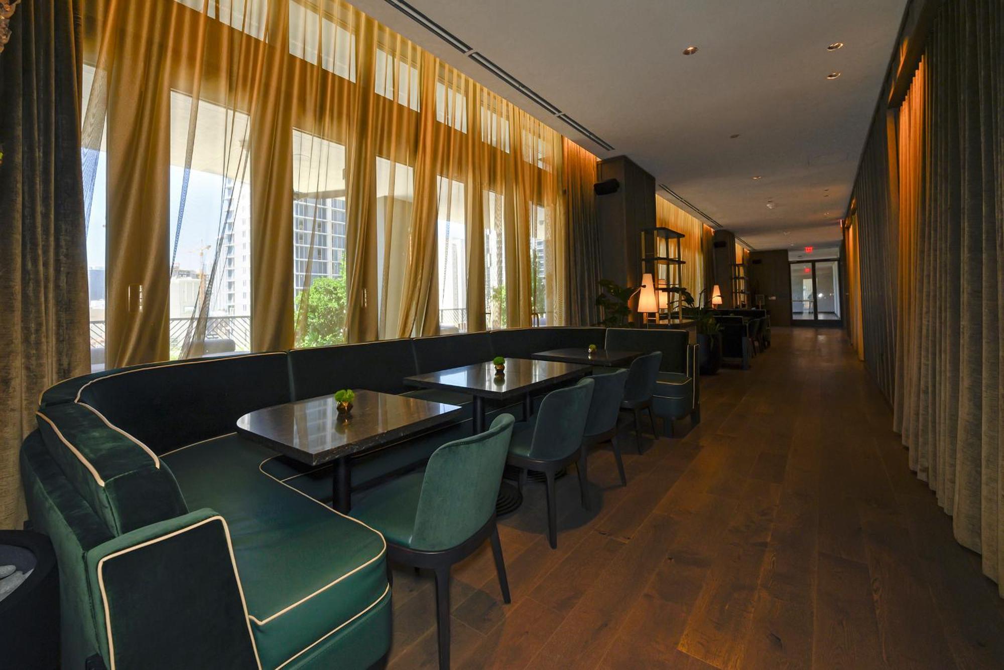 Two Bedroom With Luxurious Amenities Across From Kaseya Center- Daily Fee And Parking Not Included Apartment Miami