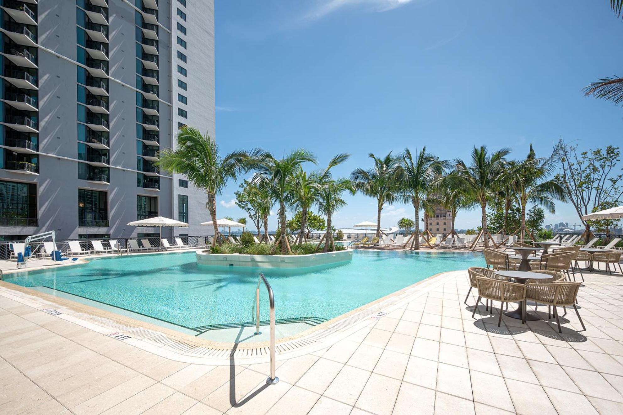 Two Bedroom With Luxurious Amenities Across From Kaseya Center- Daily Fee And Parking Not Included Apartment *