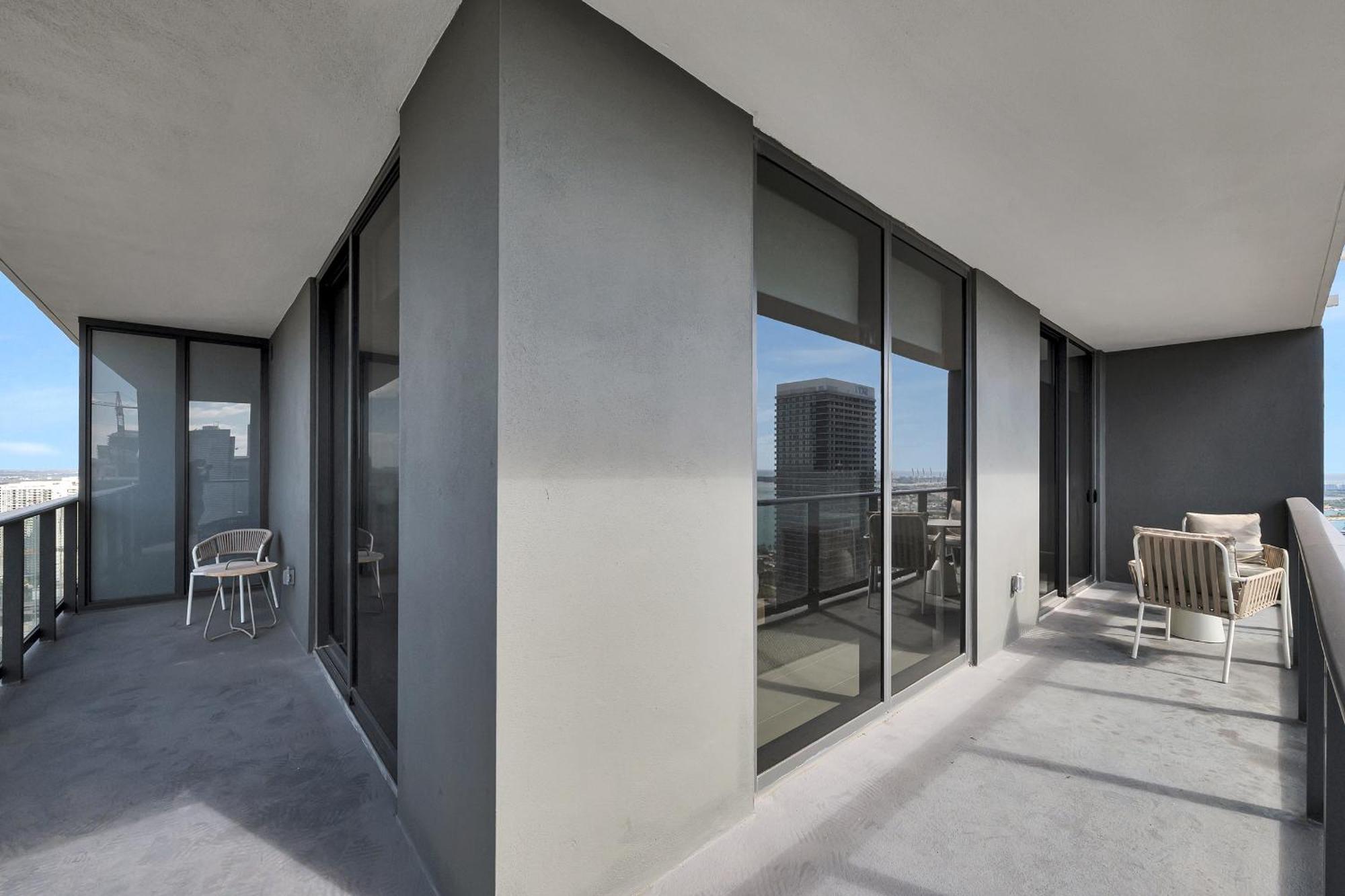 Apartment Two Bedroom With Luxurious Amenities Across From Kaseya Center- Daily Fee And Parking Not Included Miami