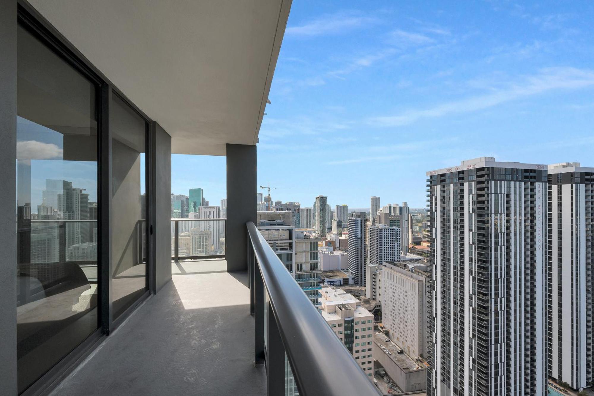 Two Bedroom With Luxurious Amenities Across From Kaseya Center- Daily Fee And Parking Not Included *