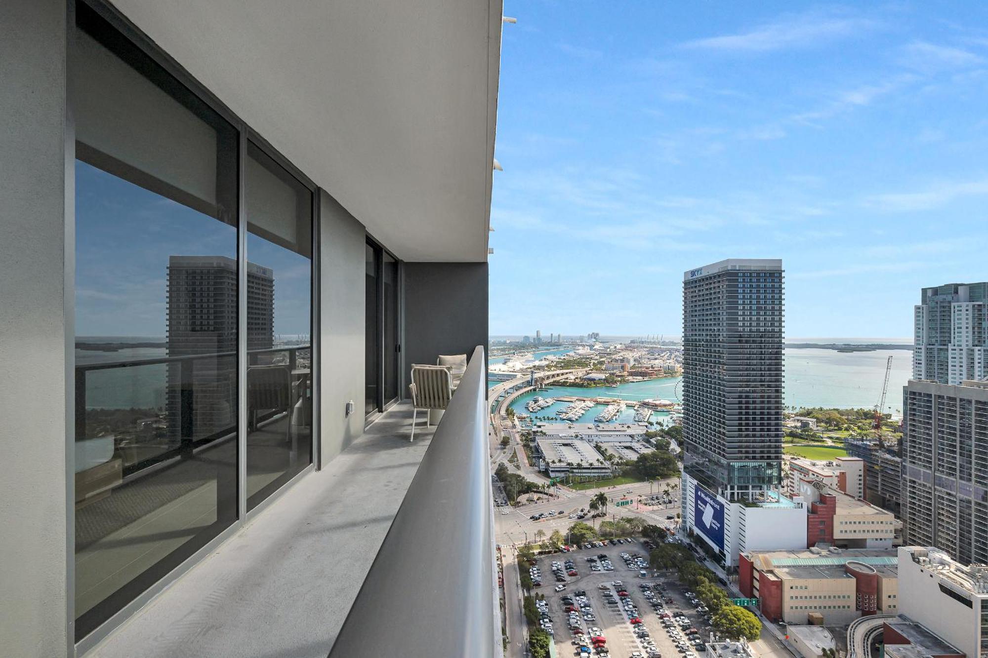 Two Bedroom With Luxurious Amenities Across From Kaseya Center- Daily Fee And Parking Not Included