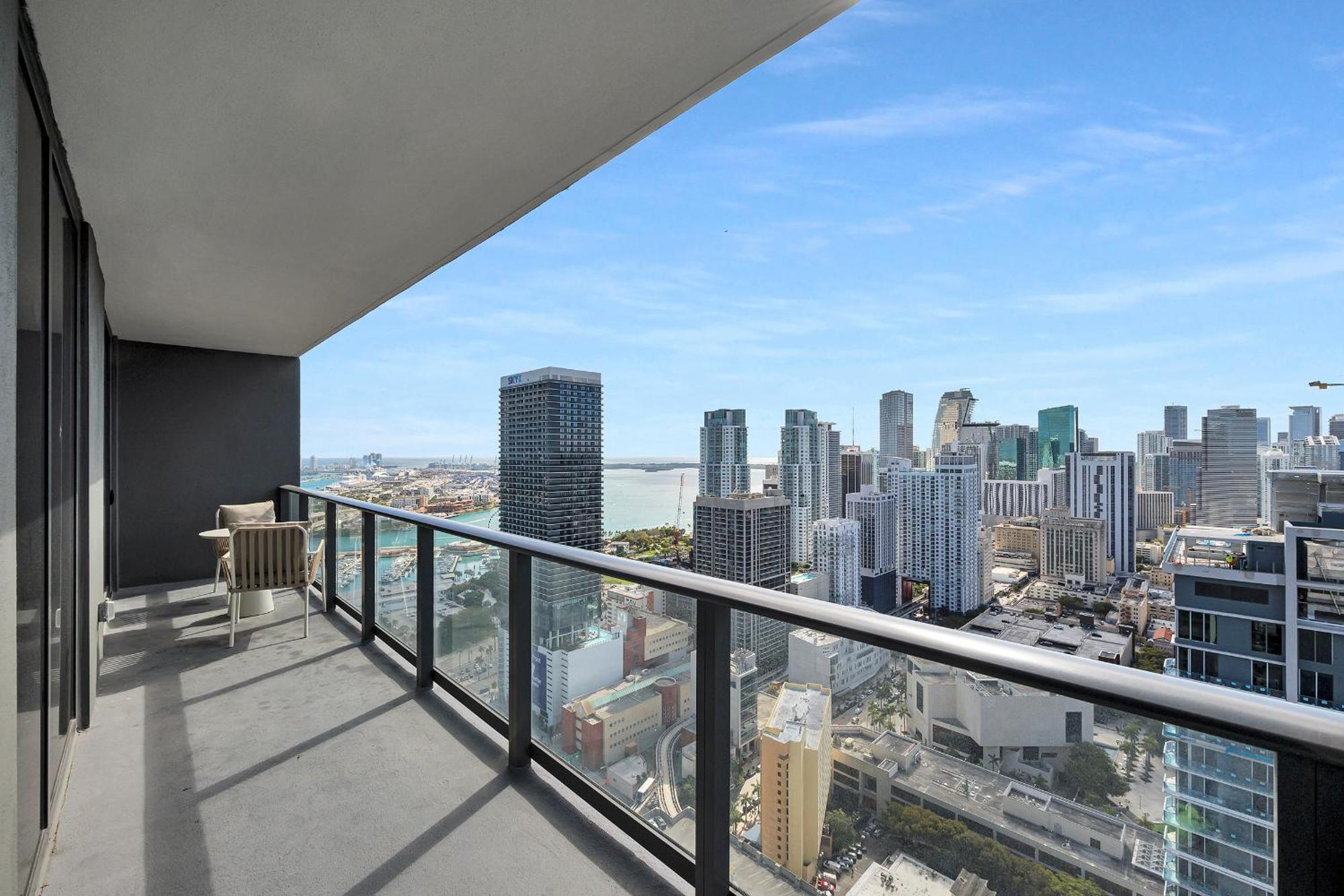 Two Bedroom With Luxurious Amenities Across From Kaseya Center- Daily Fee And Parking Not Included Apartment *