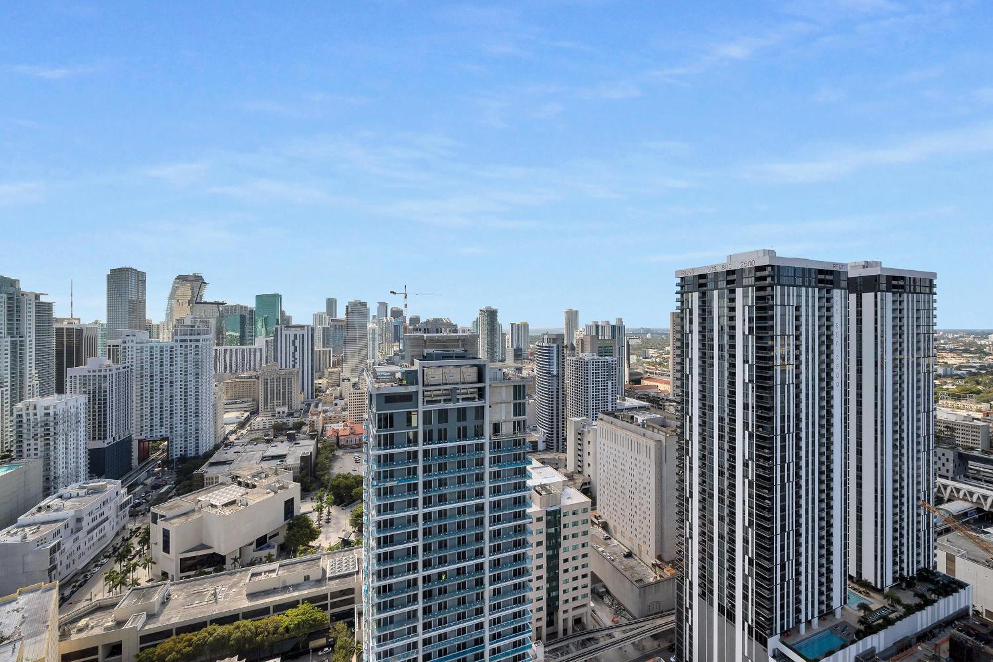 Apartment Two Bedroom With Luxurious Amenities Across From Kaseya Center- Daily Fee And Parking Not Included *