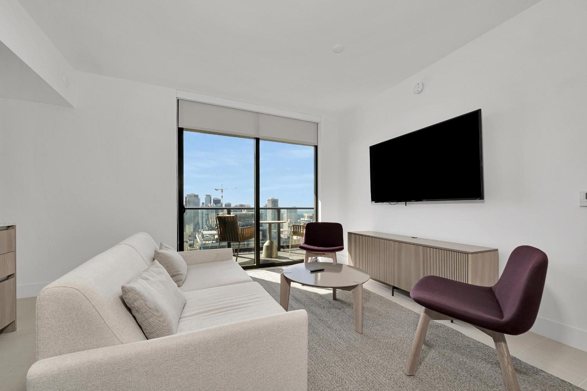 Two Bedroom With Luxurious Amenities Across From Kaseya Center- Daily Fee And Parking Not Included Apartment Miami