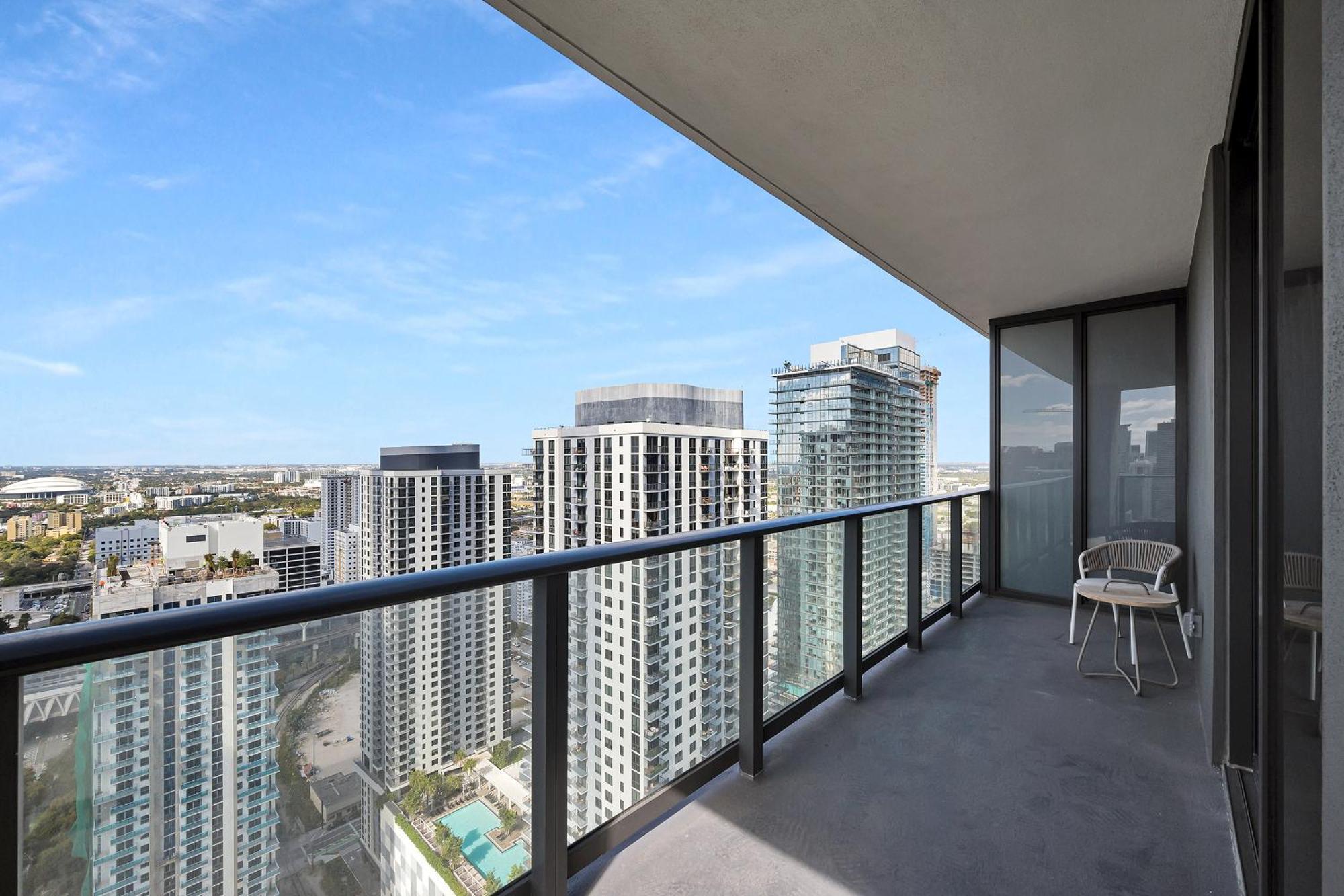 Two Bedroom With Luxurious Amenities Across From Kaseya Center- Daily Fee And Parking Not Included Apartment