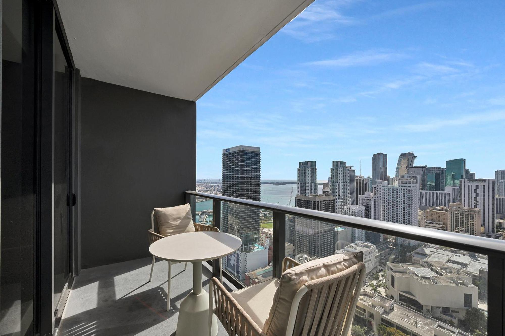 Two Bedroom With Luxurious Amenities Across From Kaseya Center- Daily Fee And Parking Not Included Apartment *