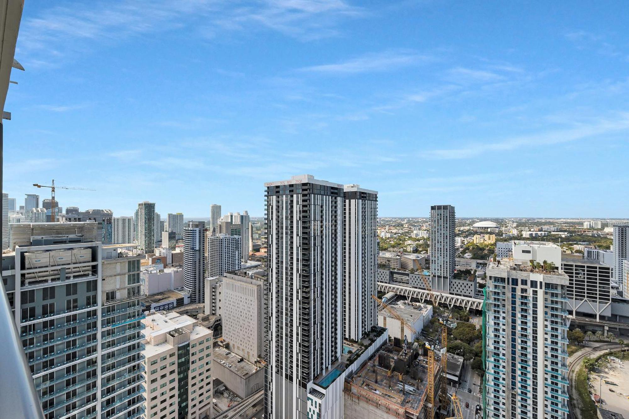 Two Bedroom With Luxurious Amenities Across From Kaseya Center- Daily Fee And Parking Not Included Apartment