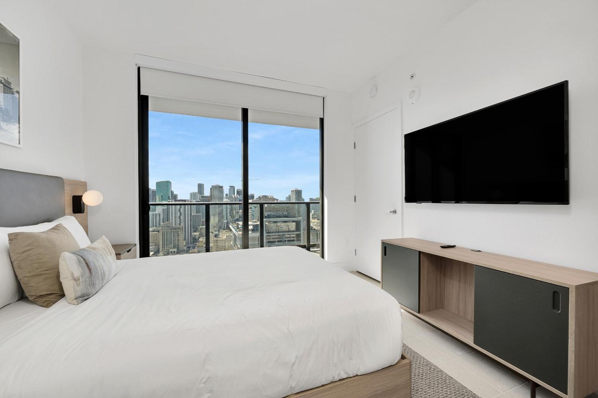 Apartment Two Bedroom With Luxurious Amenities Across From Kaseya Center- Daily Fee And Parking Not Included