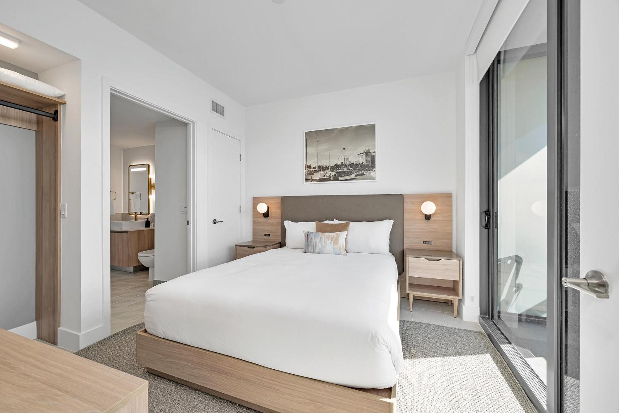 Apartment Two Bedroom With Luxurious Amenities Across From Kaseya Center- Daily Fee And Parking Not Included Miami