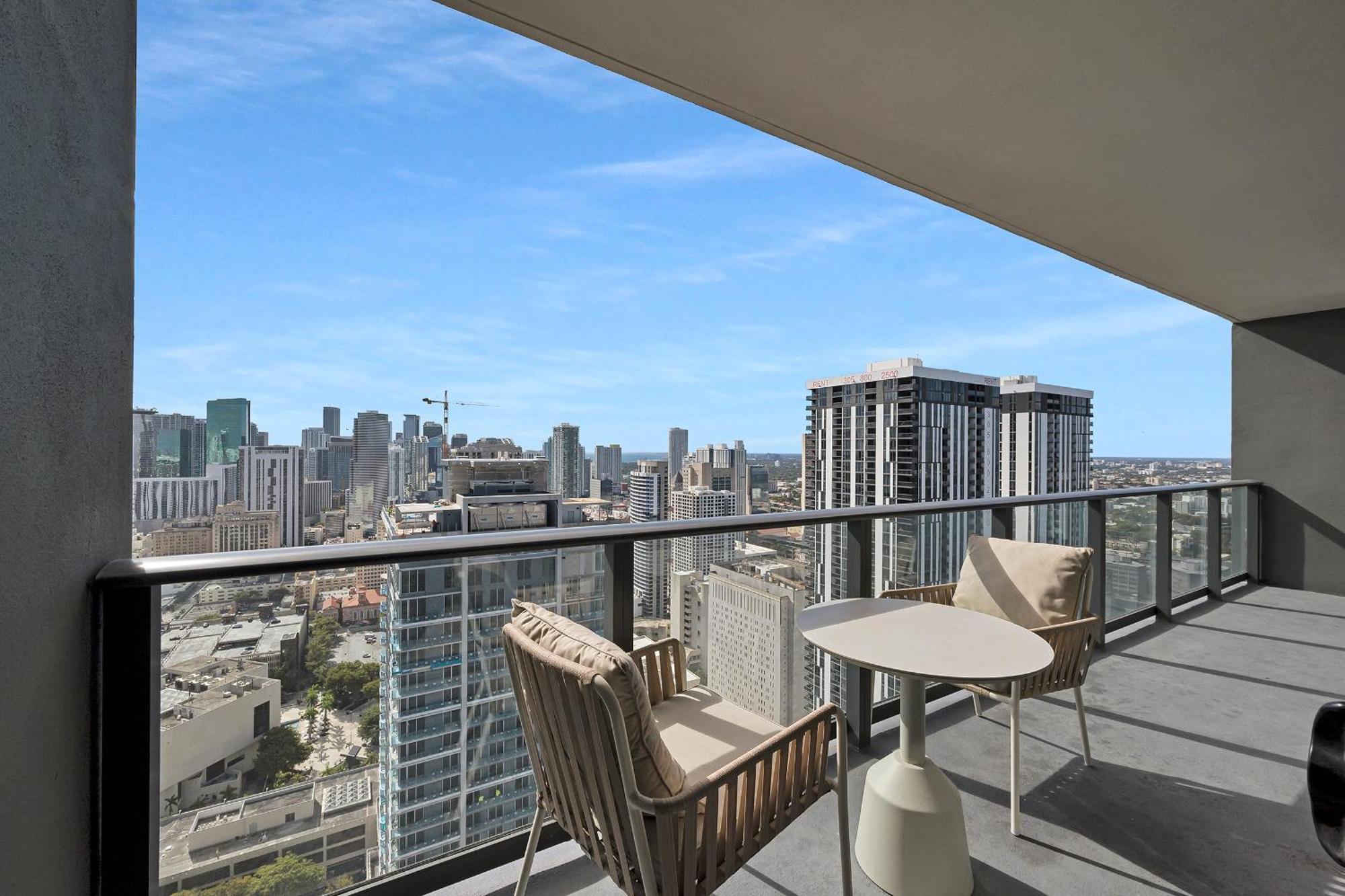 Apartment Two Bedroom With Luxurious Amenities Across From Kaseya Center- Daily Fee And Parking Not Included *
